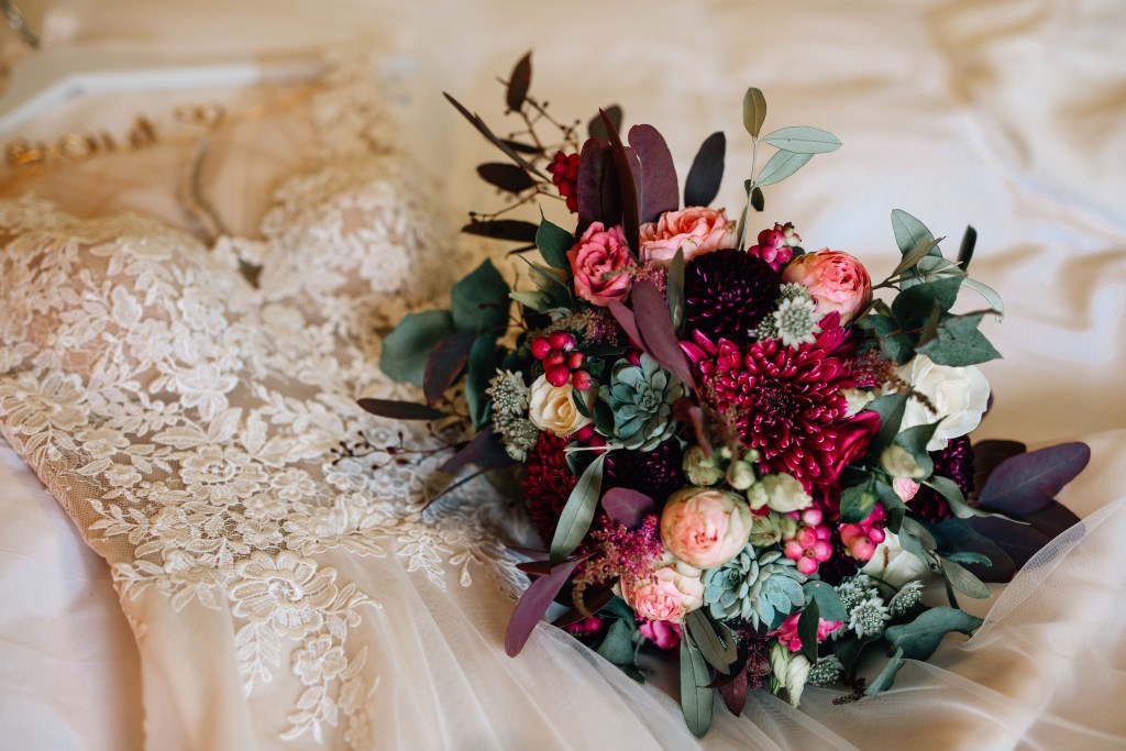 Stilleben mit Brautkleid und Brautstrauß